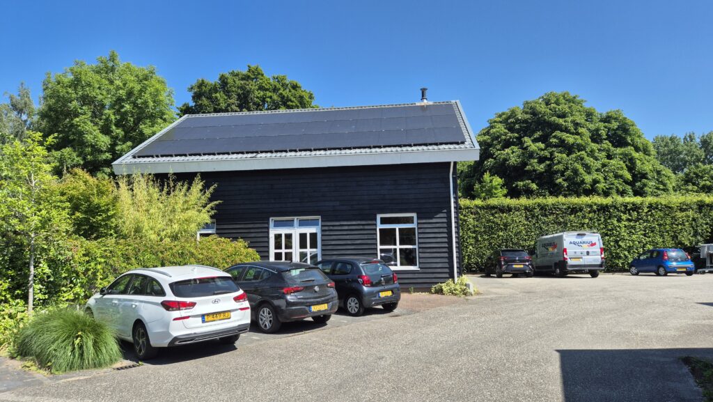 Team van Installatiebedrijf Aquarius voor het pand in Sleeuwijk