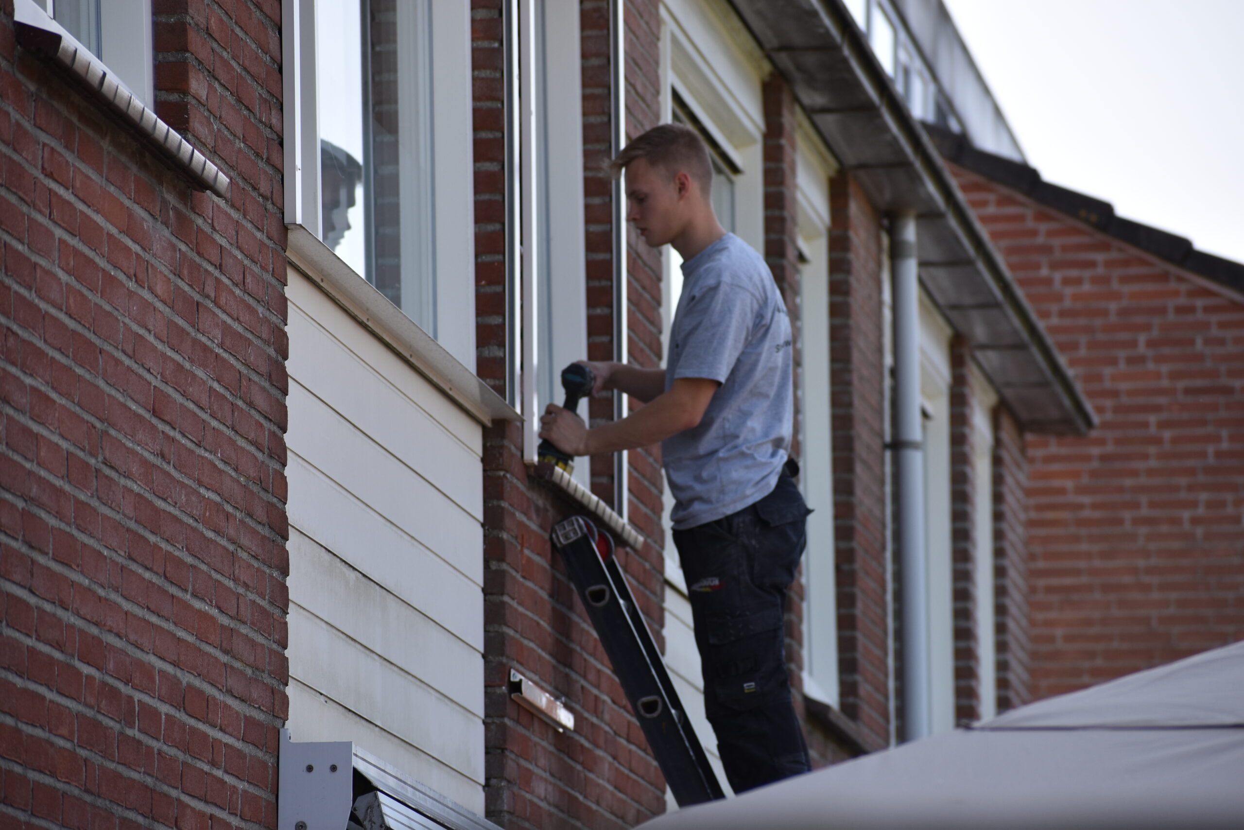Monteur van Installatiebedrijf Aquarius installeert een airco in Sleeuwijk