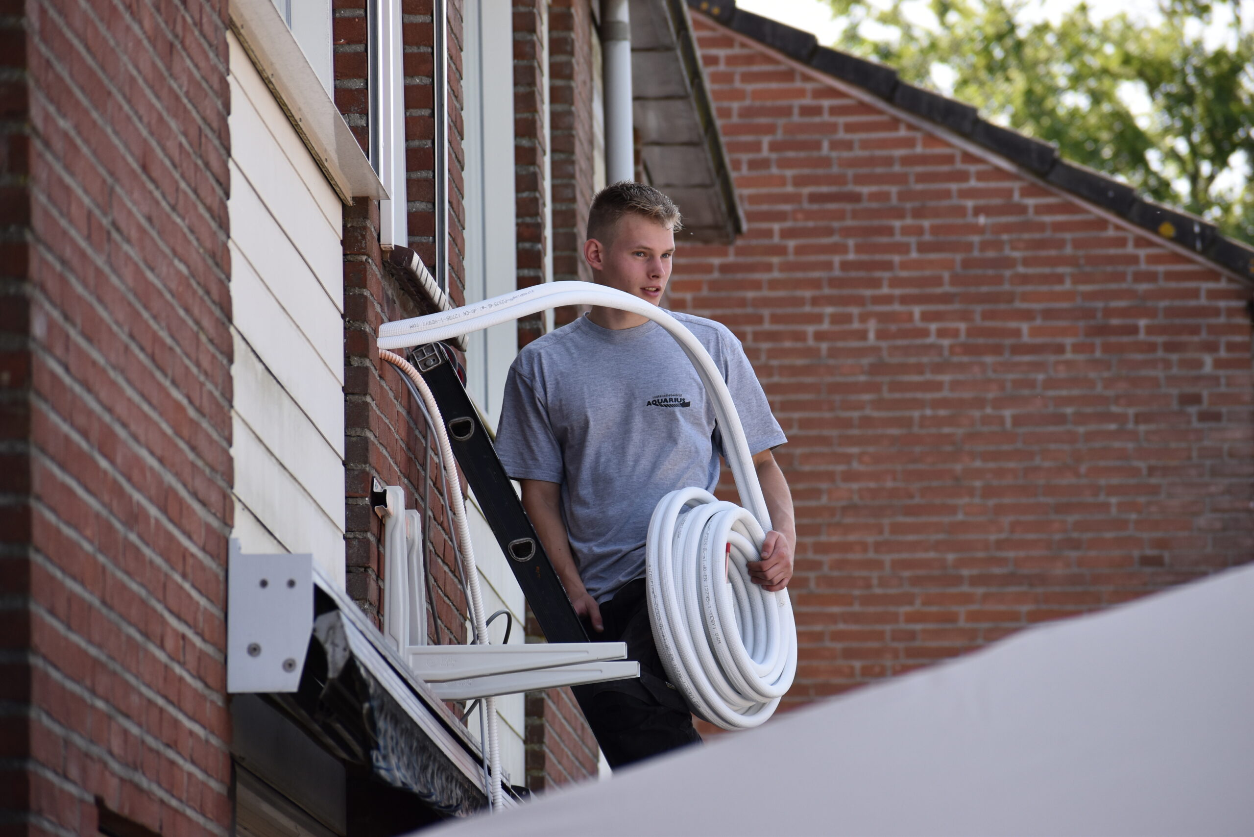 Monteur van Installatiebedrijf Aquarius installeert een airco in Sleeuwijk