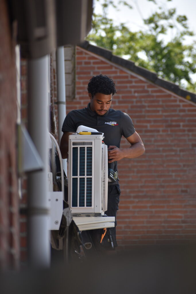 Monteur van Installatiebedrijf Aquarius installeert een airco in Sleeuwijk