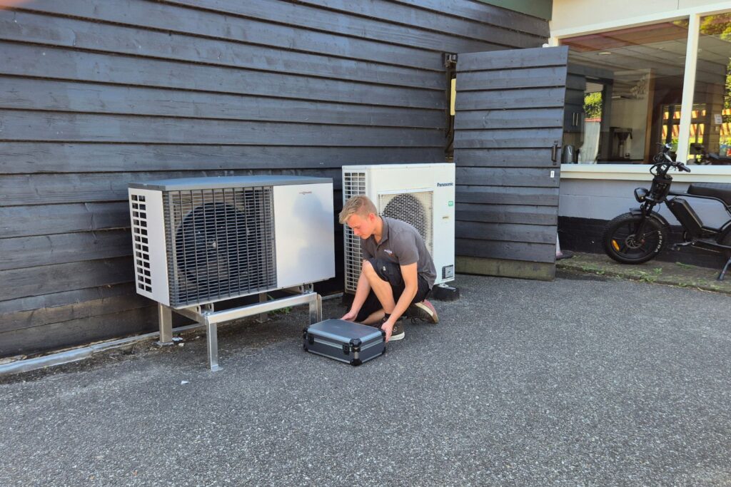 Monteur van Installatiebedrijf Aquarius installeert een cv-ketel in Sleeuwijk